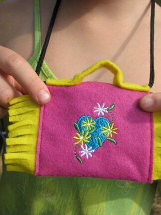 dětská peněženka na drobné, či dětské poklady a tajnosti, výšivka květinové srdíčko