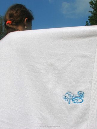 froté osuška s výšivkou koloběžkáře, bílá