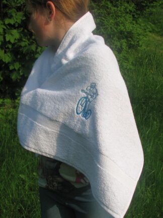 froté osuška s výšivkou koloběžkáře, bílá